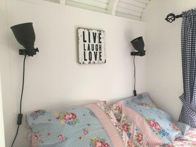 Shepherds Hut Oostvoorne Bagian luar foto